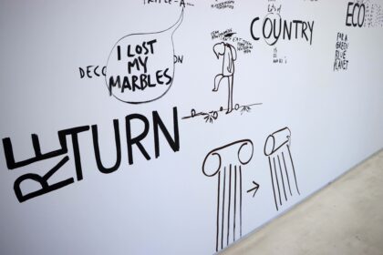 Dan Perjovschi. “The long wall report” exposé au EMST